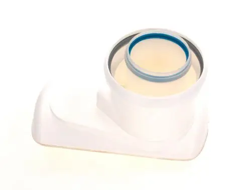 BOSCH Anschlussstück, weiß mit blauer Dichtung, zur Verbindung von Kesseln. Das Design zeigt eine ovale Form mit einer runden Öffnung.